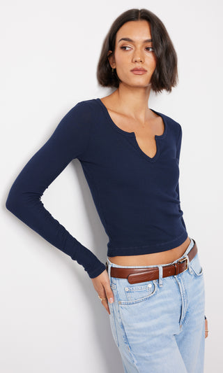 SPLIT VNECK LONG SLEEVE CROP TEE